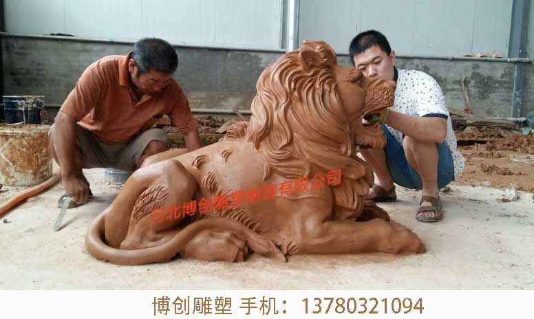 动物雕塑铜狮子现场制作中